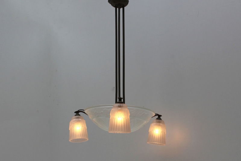 Art Deco Franse hanglamp geometrisch design in coup en drie kappen