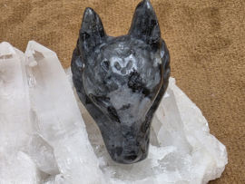 Larvikiet wolf hanger