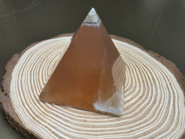 Oranje calciet piramide