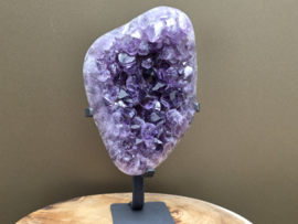 Amethist op standaard uit Brazilië
