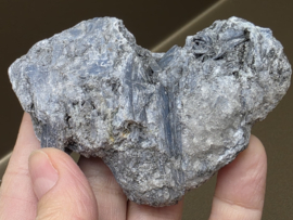 Kyaniet ruw cluster