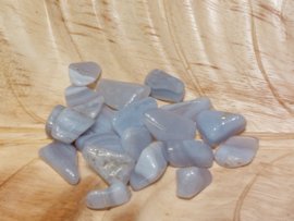 Blauwe chalcedoon of blue lace agaat kleine knuffelsteen
