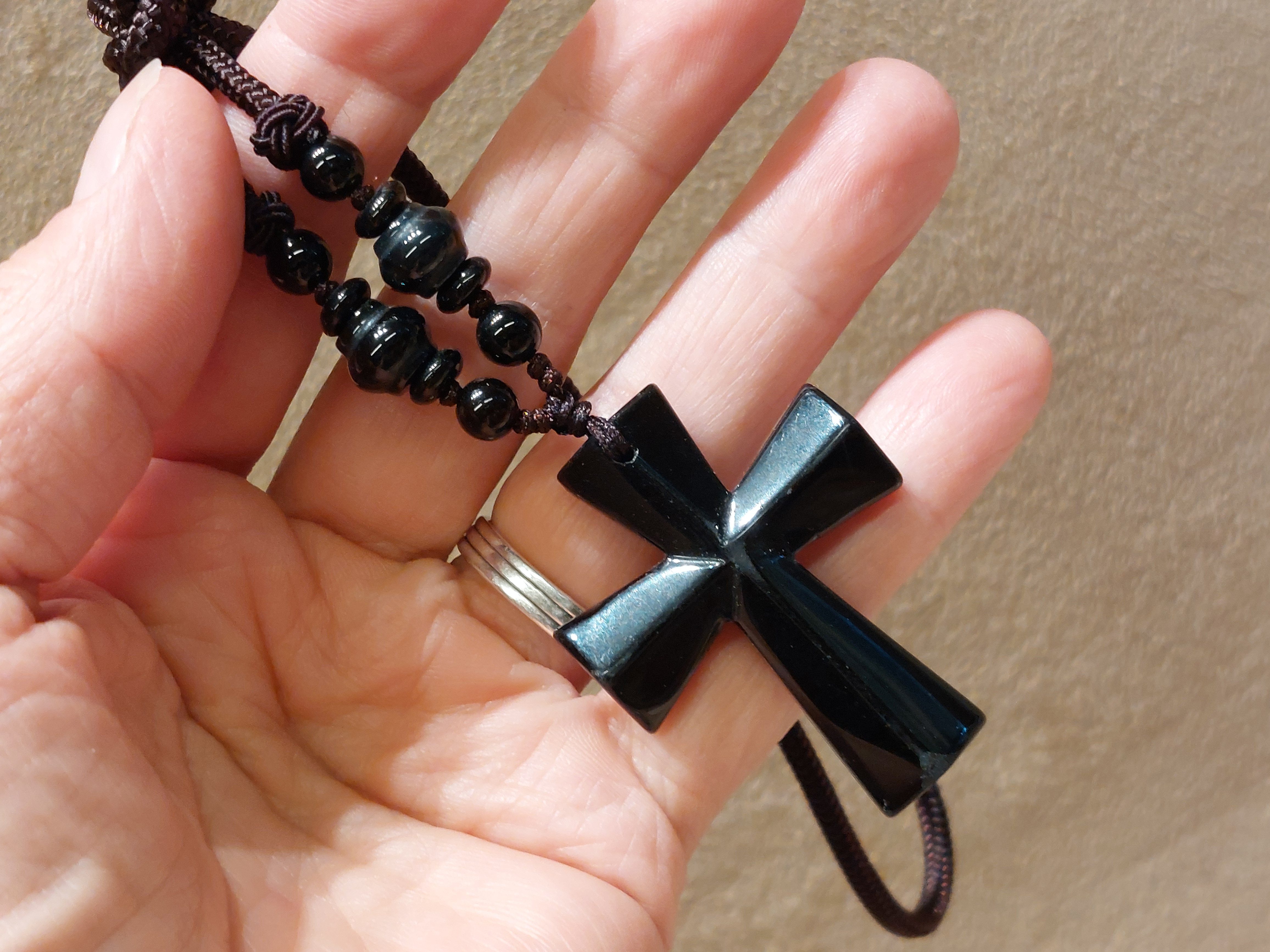 Ketting met zwarte obsidiaan kruis