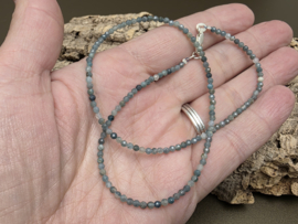 Blauwe toermalijn ketting facet geslepen