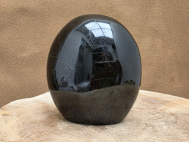Zwarte toermalijn sculptuur