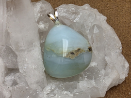 Blauwe andesopaal hanger met zilveren oogje