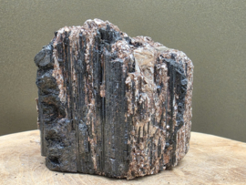 Zwarte toermalijn ruw stuk met gouden mica, hematiet en albiet