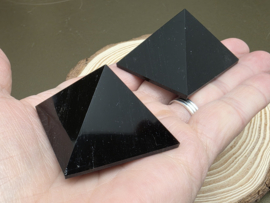 Zwarte obsidiaan piramide