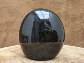 Zwarte toermalijn sculptuur