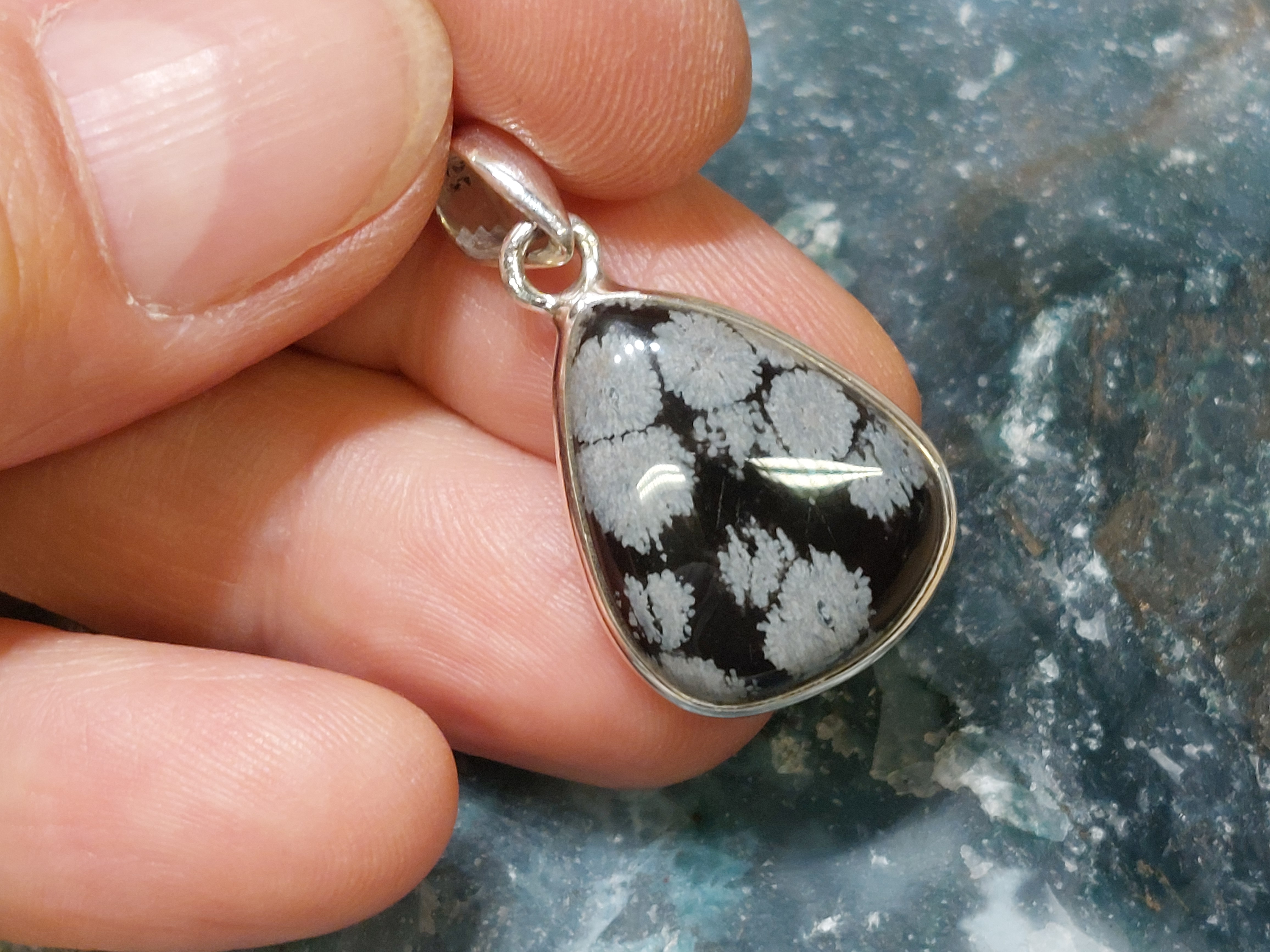 Sneeuwvlok obsidiaan hanger in zilver