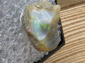 Zwarte opaal of welo opaal ruw stukje in doosje