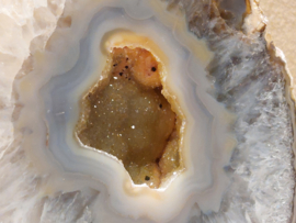 Agaat geode op standaard