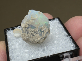 Ethiopisch of welo opaal ruw stukje in doosje met cabuchon