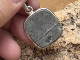 Kobalt calciet hanger in zilver ruw