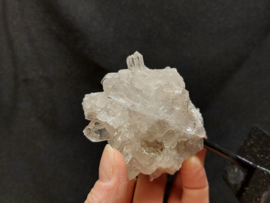 Bergkristal cluster op standaard