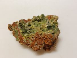 Wulfeniet met groene mimetiet cluster