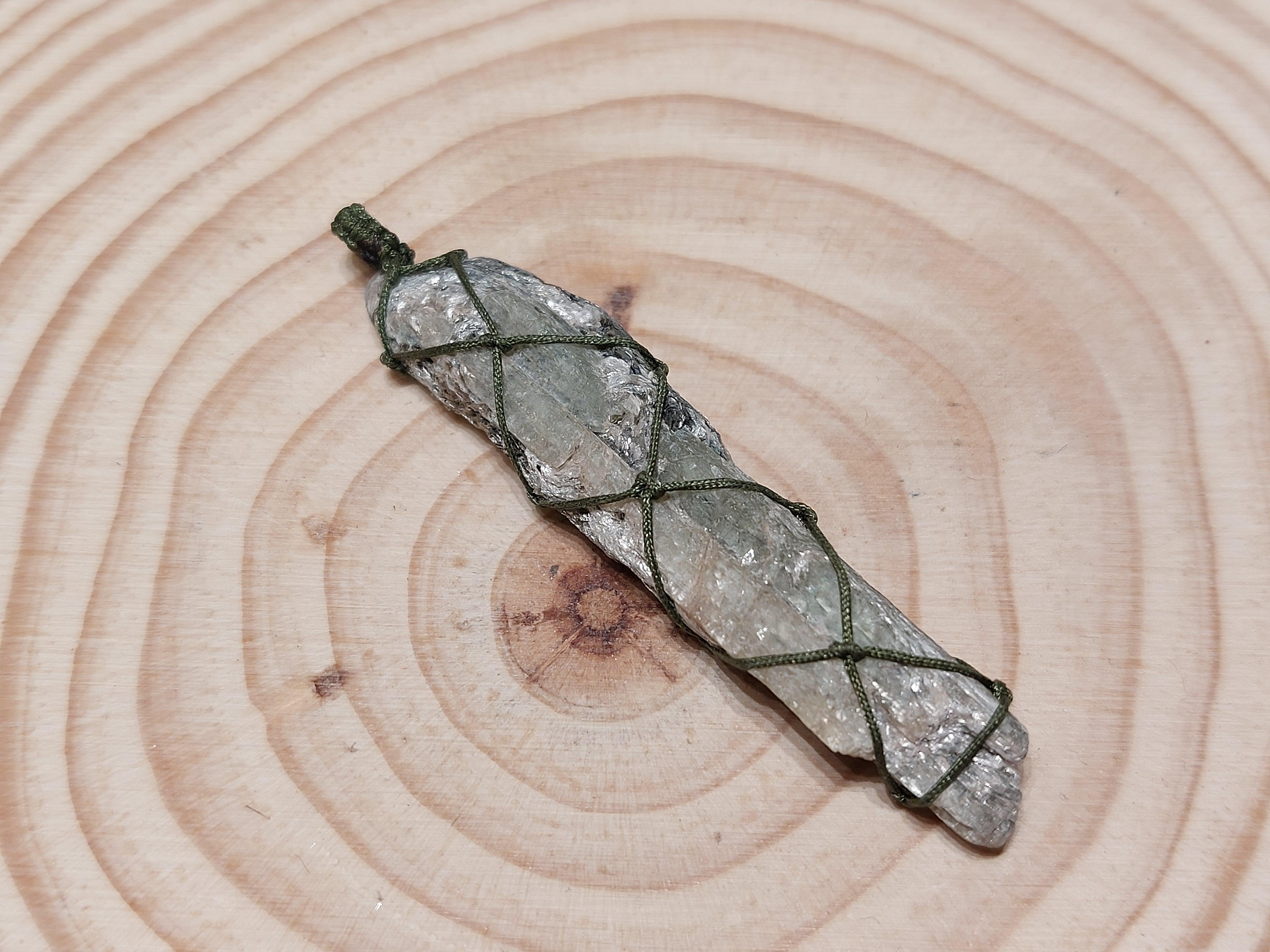 Groene kyaniet hanger in macramé