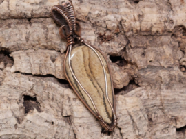Landschap jaspis hanger in koperdraad, gewrapped door Karin Keur