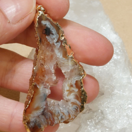 Agaat geode hanger in kneedbaar goud