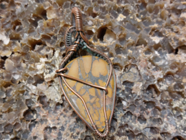 Versteend bamboe hanger in koperdraad, gewrapped door Karin Keur