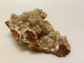 Calciet met hematiet cluster uit Mexico