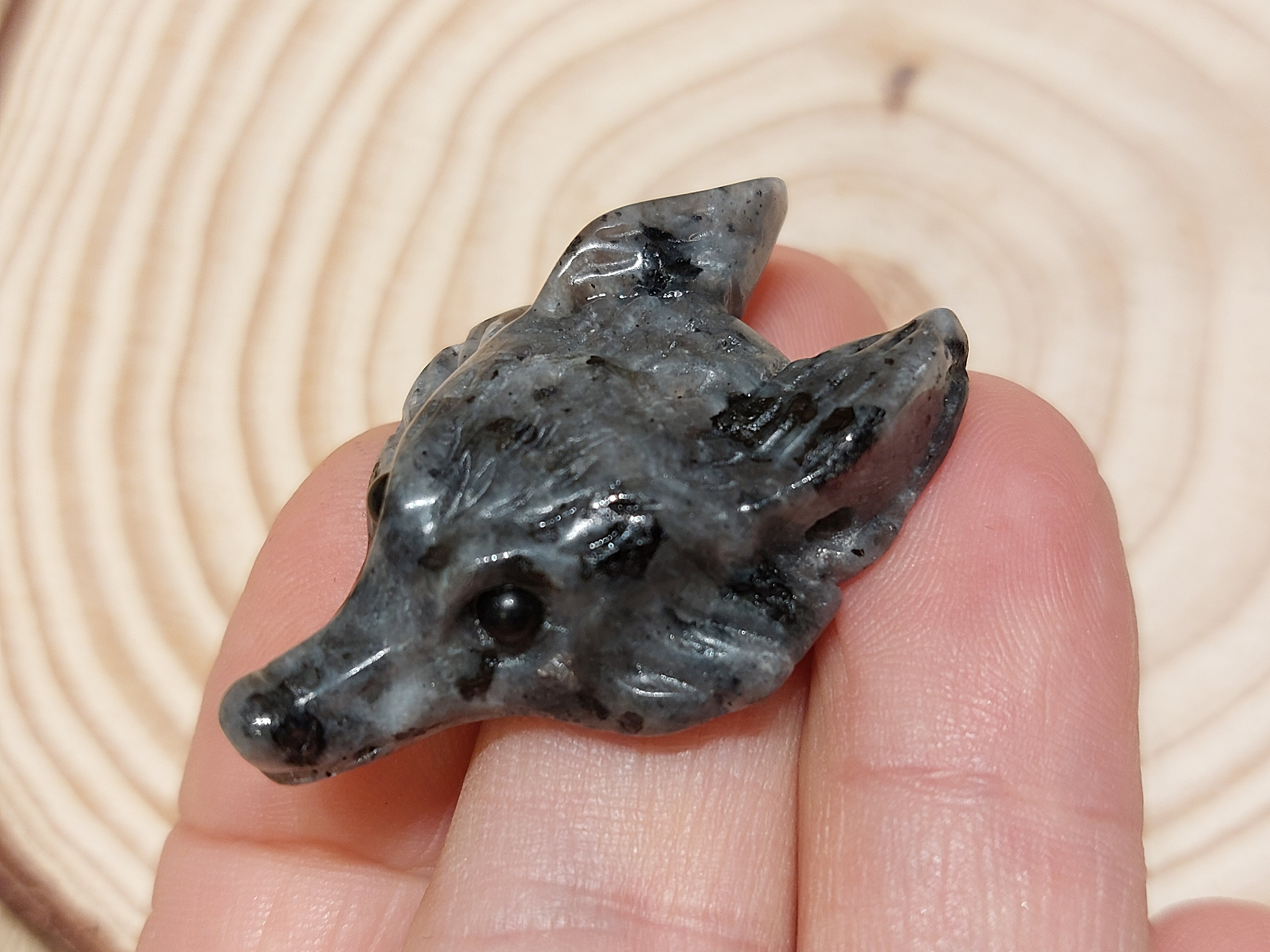 Larvikiet wolf hanger