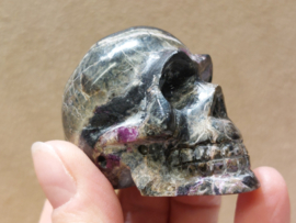 Stichtiet met serpentijn human skull, Australië