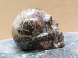Stichtiet met serpentijn human skull, Australië