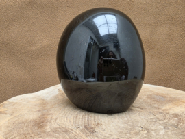 Zwarte toermalijn sculptuur