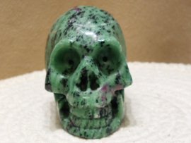 Robijn in zoisiet human skull