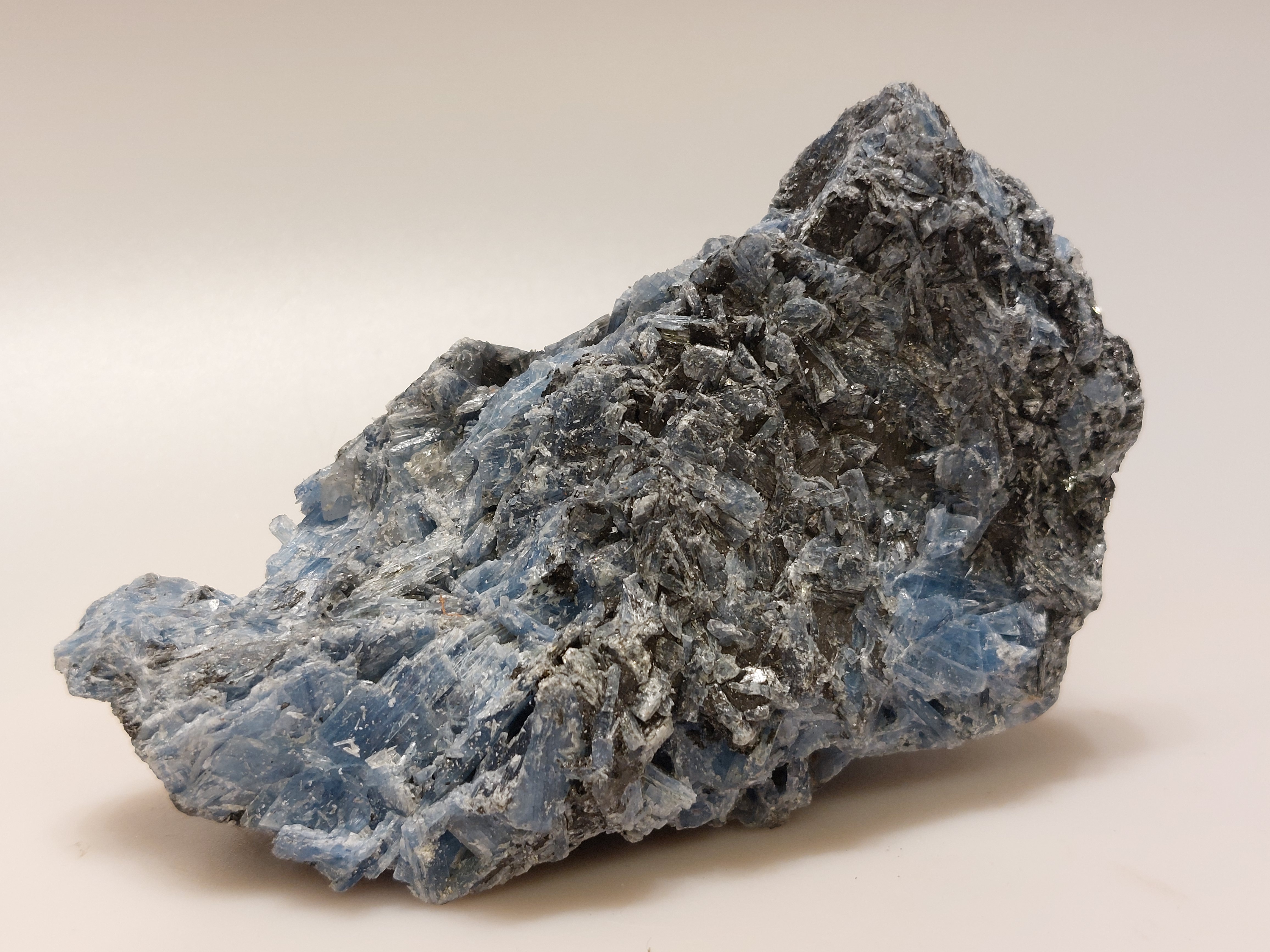 Kyaniet ruw cluster