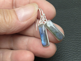 Labradoriet oorbellen in zilver