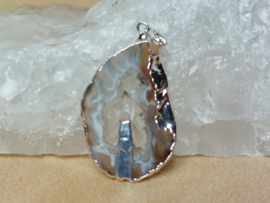 Agaat geode hanger in kneedbaar zilver met bergkristal