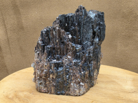 Zwarte toermalijn ruw stuk met gouden mica, hematiet en albiet