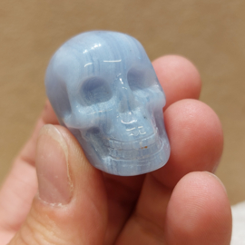 Blauwe chalcedoon of blue lace agaat human skull