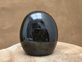 Zwarte toermalijn sculptuur