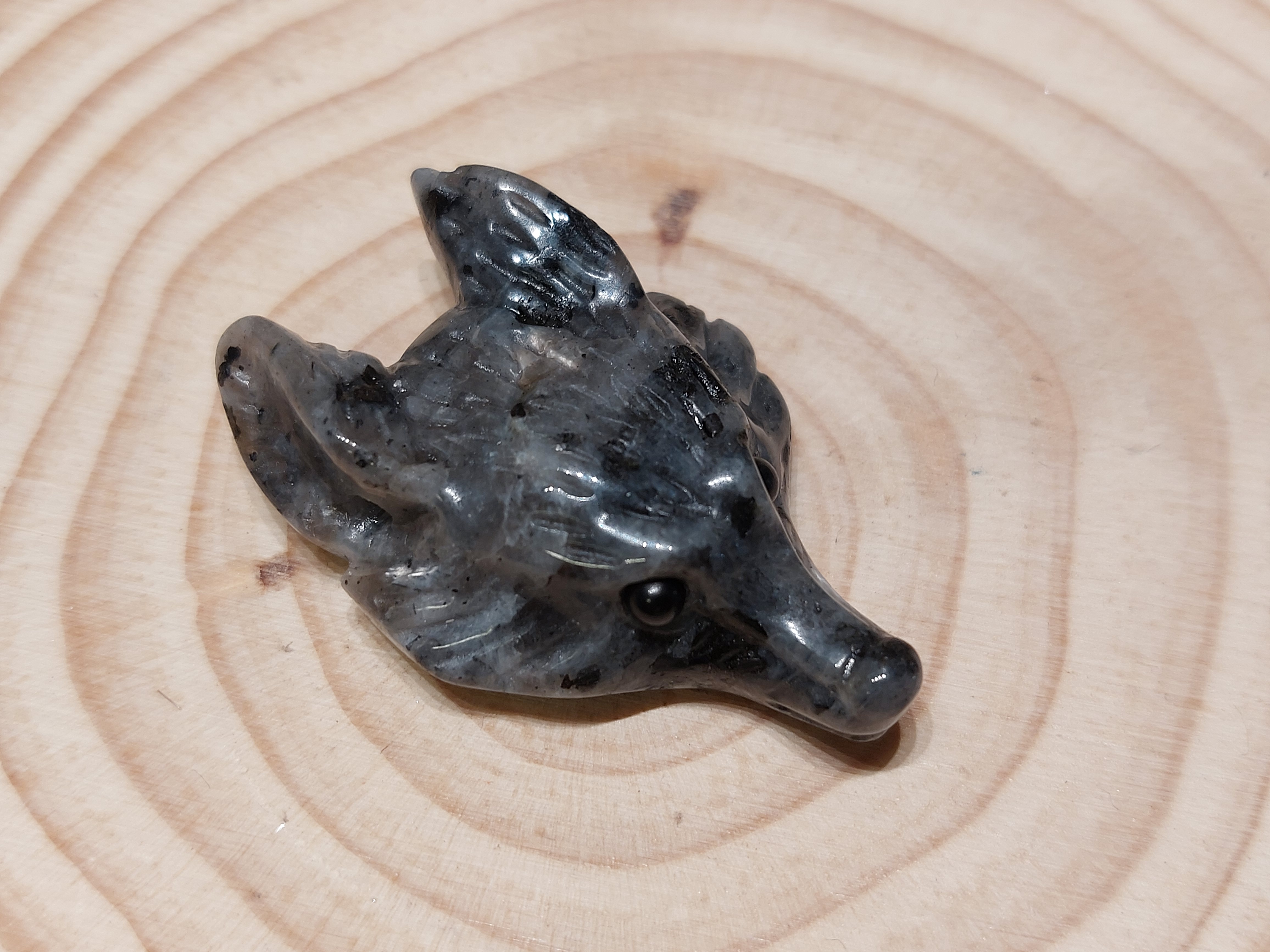 Larvikiet wolf hanger