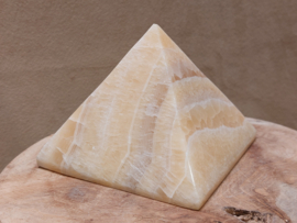 Oranje calciet piramide