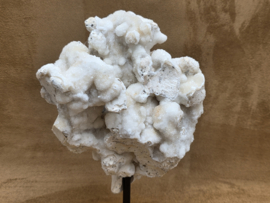Spirit chalcedoon cluster op standaard uit Indonesië