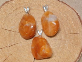 Vuurcalciet hanger met zilveren oogje