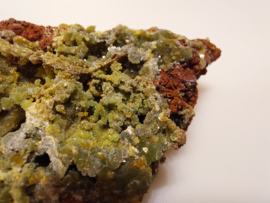Wulfeniet met groene mimetiet cluster
