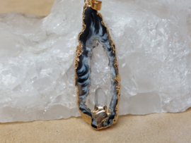 Agaat geode hanger in kneedbaar goud met bergkristal