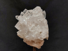 Bergkristal cluster op standaard