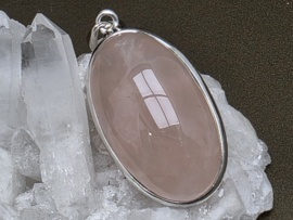 Rozenkwarts hanger in zilver