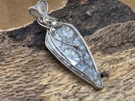 Fossiel koraal hanger in zilverdraad, gewrapped door Karin Keur