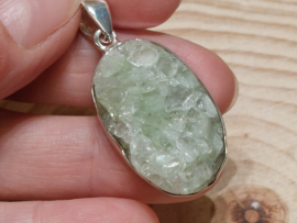 Groene apofylliet hanger in zilver ruw