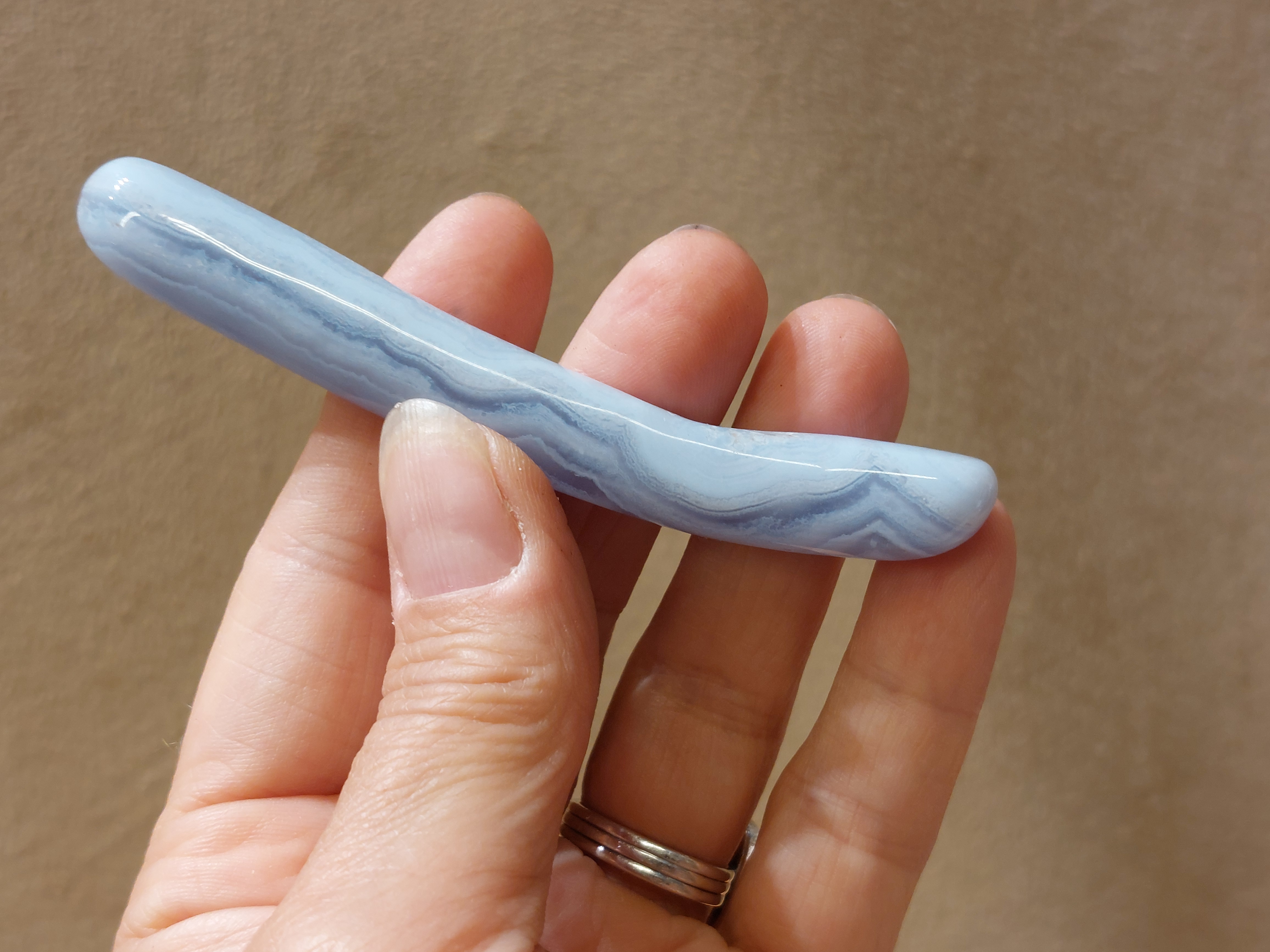 Blauwe chalcedoon of blue lace agaat knuffelsteen/staaf