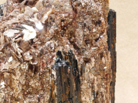 Zwarte toermalijn ruw stuk met gouden mica, hematiet en albiet