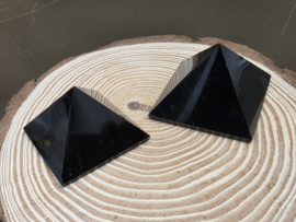 Zwarte obsidiaan piramide