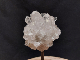 Bergkristal cluster op standaard